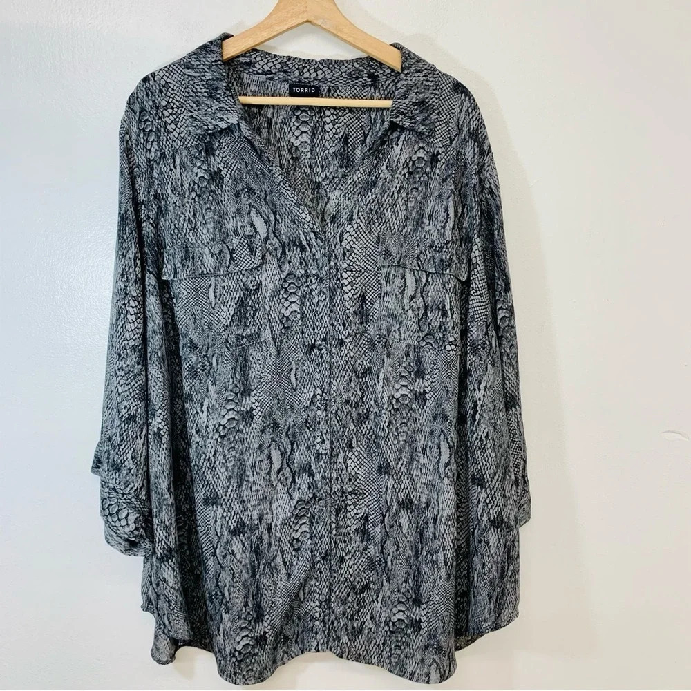 Torrid Top Blouse Woman 4X ‎ Snake Print Button Front Half Roll Tab Sleeve Light